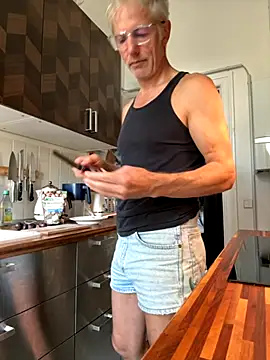 SexyLeon8 online show from September 21, 9:00 am