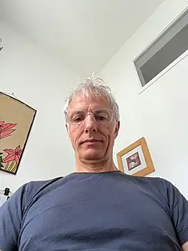 SexyLeon8 online show from June 5, 9:15 am
