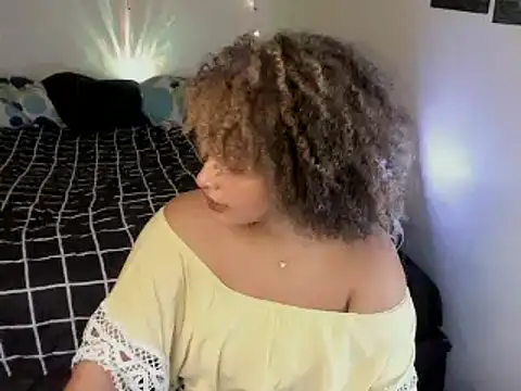 chloe kisses online show from April 20, 11:46 am