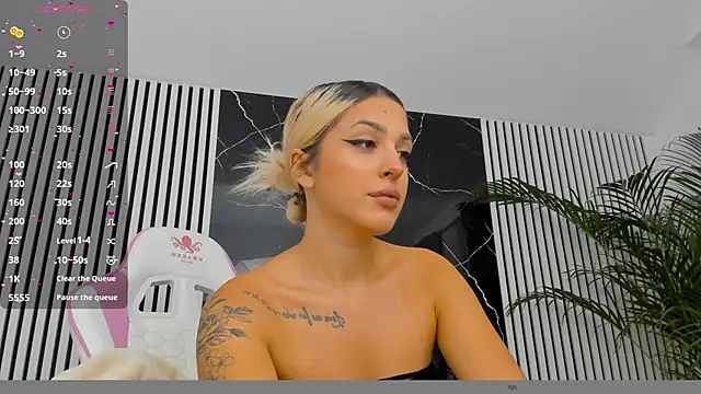 Snapshot of daisyblushh chatting on October 3, 7:00 pm daisyblushh online show from October 3, 7:00 pm