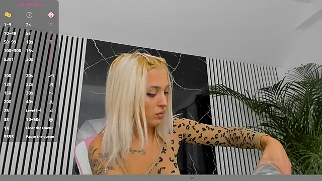 Snapshot of daisyblushh chatting on October 6, 7:11 pm daisyblushh online show from October 6, 7:11 pm