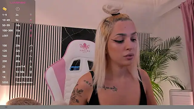 Snapshot of daisyblushh chatting on October 22, 4:07 pm daisyblushh online show from October 22, 4:07 pm