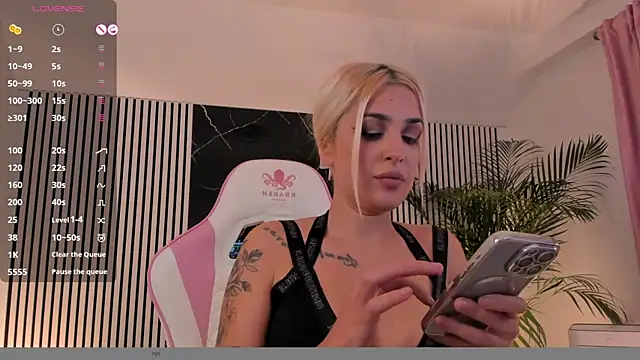 Snapshot of daisyblushh chatting on October 27, 7:40 pm daisyblushh online show from October 27, 7:40 pm