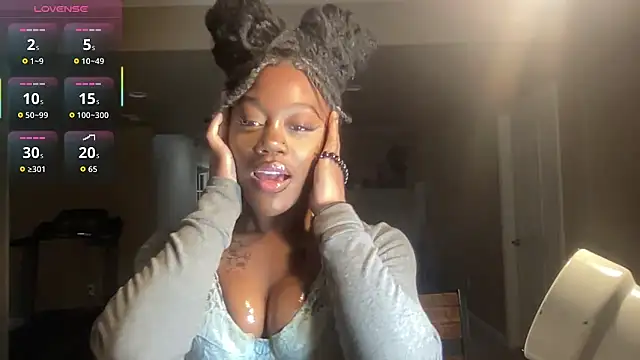 Snapshot of maskedgirl5005 chatting on October 4, 8:40 pm maskedgirl5005 online show from October 4, 8:40 pm