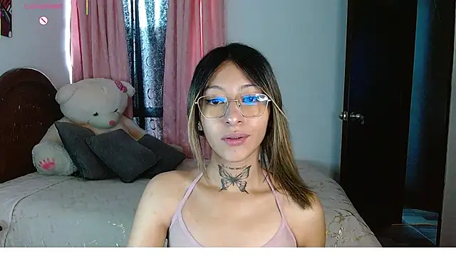 Hoolly Jones online show from February 3, 2:00 pm