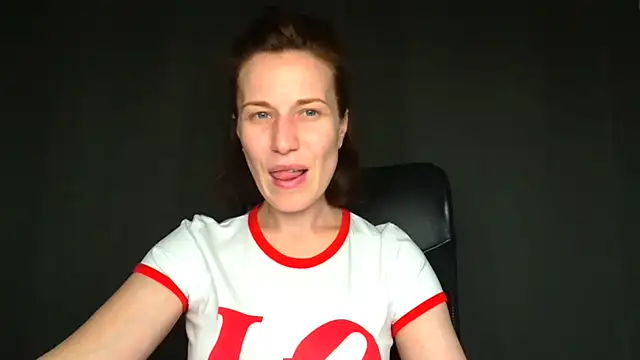 Snapshot of Kelly_Kisss chatting on June 2, 11:34 am Kelly Kisss online show from June 2, 11:34 am