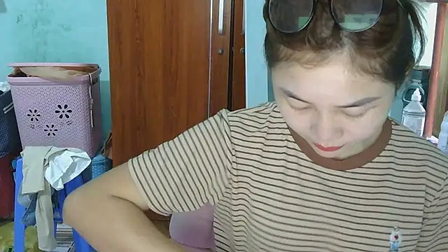 Snapshot of Uhem112 chatting on October 14, 12:22 am Uhem112 online show from October 14, 12:22 am