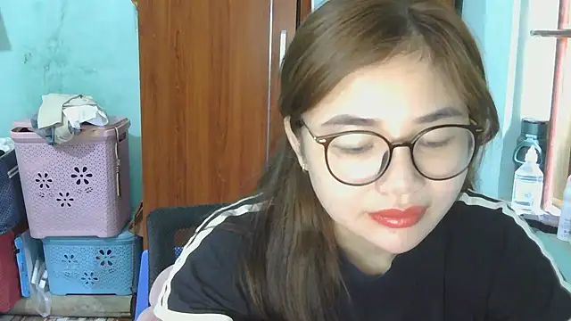 Snapshot of Uhem112 chatting on October 15, 12:55 am Uhem112 online show from October 15, 12:55 am