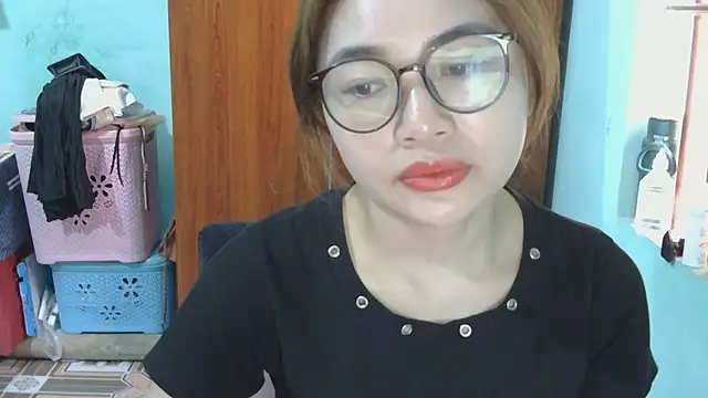 Snapshot of Uhem112 chatting on October 17, 12:47 am Uhem112 online show from October 17, 12:47 am