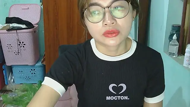 Snapshot of Uhem112 chatting on October 20, 1:06 am Uhem112 online show from October 20, 1:06 am