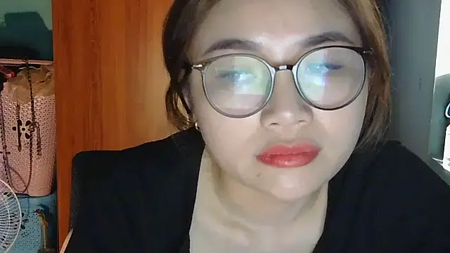 Snapshot of Uhem112 chatting on October 27, 2:15 am Uhem112 online show from October 27, 2:15 am