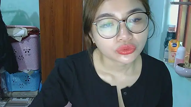 Snapshot of Uhem112 chatting on October 31, 1:17 am Uhem112 online show from October 31, 1:17 am