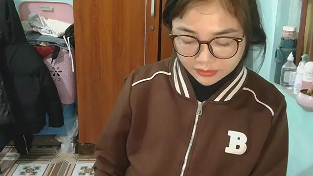 Snapshot of Uhem112 chatting on November 20, 12:44 am Uhem112 online show from November 20, 12:44 am