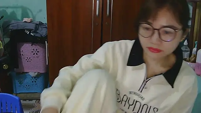 Snapshot of Uhem112 chatting on December 15, 12:59 am Uhem112 online show from December 15, 12:59 am