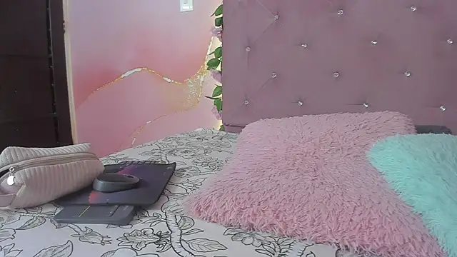 violet taylor  online show from April 22, 2:14 am