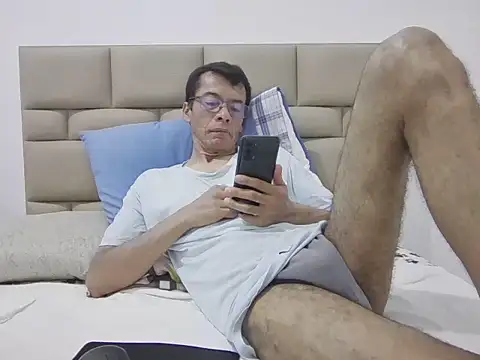 Snapshot of skinnylatino51 chatting on September 15, 12:21 am skinnylatino51 online show from September 15, 12:21 am