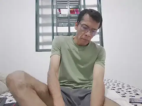 Snapshot of skinnylatino51 chatting on September 18, 12:40 pm skinnylatino51 online show from September 18, 12:40 pm