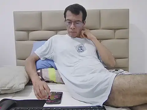 Snapshot of skinnylatino51 chatting on September 21, 12:23 am skinnylatino51 online show from September 21, 12:23 am