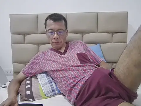 Snapshot of skinnylatino51 chatting on November 1, 12:23 am skinnylatino51 online show from November 1, 12:23 am