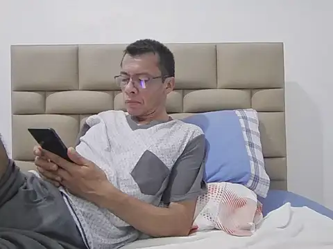 Snapshot of skinnylatino51 chatting on November 6, 12:00 am skinnylatino51 online show from November 6, 12:00 am