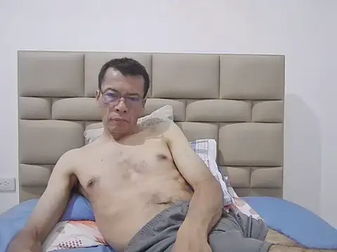 Snapshot of skinnylatino51 chatting on November 12, 12:11 am skinnylatino51 online show from November 12, 12:11 am