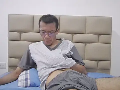 Snapshot of skinnylatino51 chatting on November 12, 11:58 pm skinnylatino51 online show from November 12, 11:58 pm