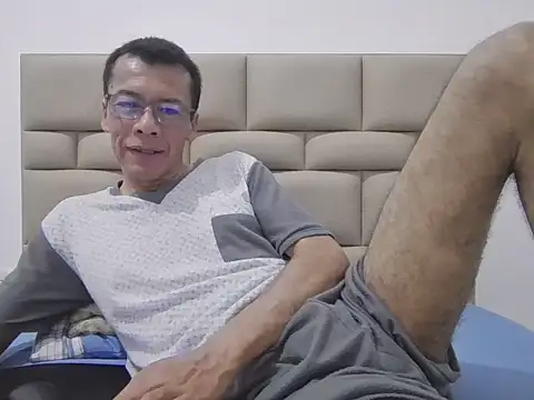 Snapshot of skinnylatino51 chatting on November 15, 12:19 am skinnylatino51 online show from November 15, 12:19 am