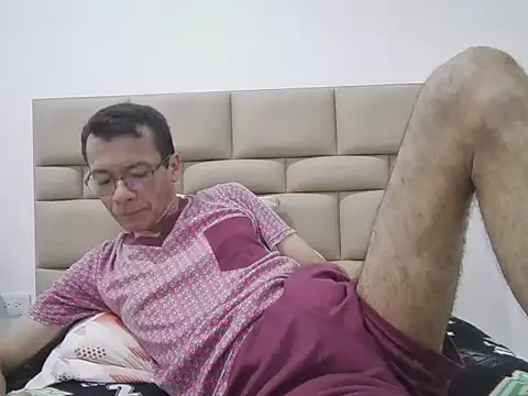 Snapshot of skinnylatino51 chatting on November 23, 12:54 am skinnylatino51 online show from November 23, 12:54 am