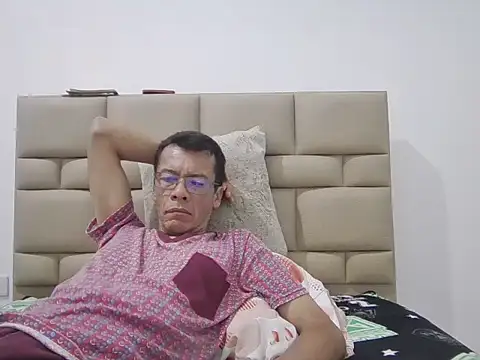 Snapshot of skinnylatino51 chatting on November 28, 2:47 am skinnylatino51 online show from November 28, 2:47 am