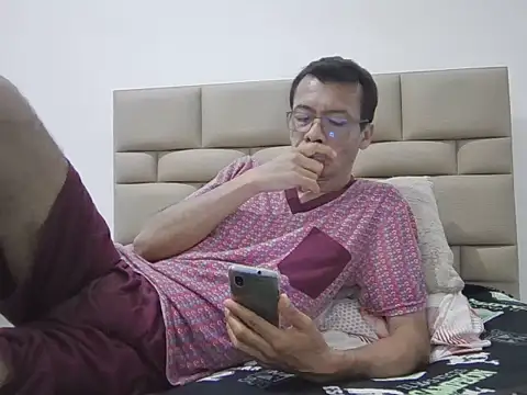 Snapshot of skinnylatino51 chatting on December 3, 1:35 am skinnylatino51 online show from December 3, 1:35 am