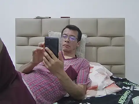 Snapshot of skinnylatino51 chatting on December 14, 2:50 am skinnylatino51 online show from December 14, 2:50 am