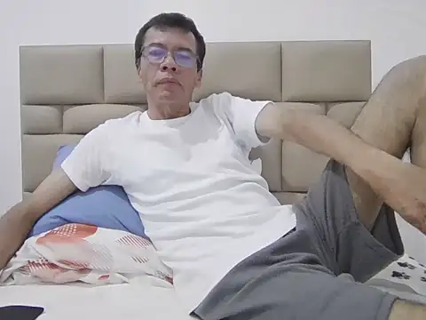 skinnylatino51 online show from February 25, 12:42 am