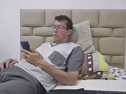 skinnylatino51 online show from April 22, 12:13 am