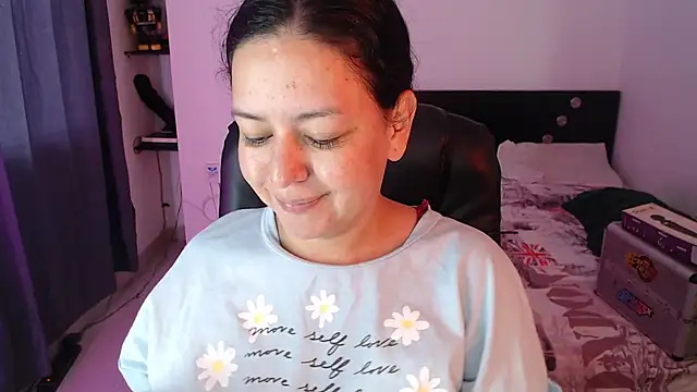 Snapshot of Abbyjoness21 chatting on October 16, 1:01 pm Abbyjoness21 online show from October 16, 1:01 pm