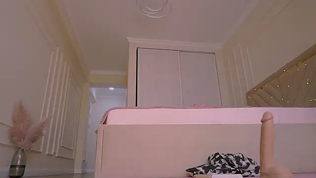 lori leen  online show from April 23, 8:02 am