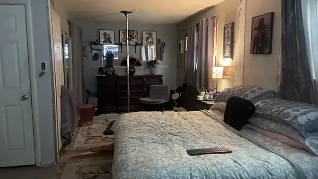 Snapshot of sexyred77713 chatting on February 6, 10:24 pm sexyred77713 online show from February 6, 10:24 pm