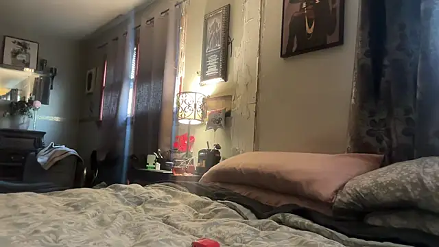 Snapshot of sexyred77713 chatting on February 25, 9:35 pm sexyred77713 online show from February 25, 9:35 pm