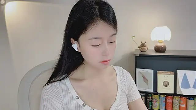 Snapshot of Onechestnut chatting on April 10, 5:01 am Onechestnut online show from April 10, 5:01 am