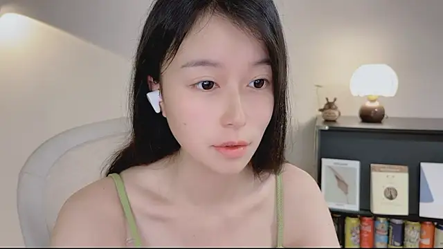 Snapshot of Onechestnut chatting on April 22, 5:10 am Onechestnut online show from April 22, 5:10 am