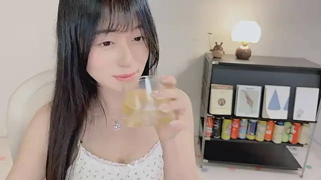 Snapshot of Onechestnut chatting on May 18, 5:08 pm Onechestnut online show from May 18, 5:08 pm