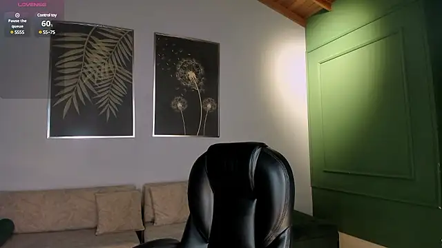 Snapshot of MeganScott chatting on December 5, 8:22 pm MeganScott online show from December 5, 8:22 pm