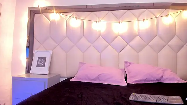 Scarletbigbug online show from February 11, 11:37 am