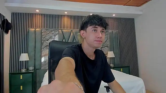 Snapshot of Michael_blue chatting on October 24, 2:35 pm Michael blue online show from October 24, 2:35 pm