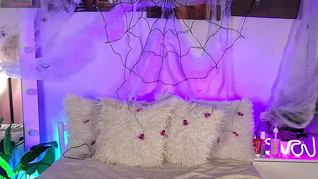 AlysonHuxley  online show from October 30, 5:24 pm