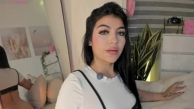 Snapshot of EmmyKenner chatting on February 7, 11:47 am EmmyKenner online show from February 7, 11:47 am