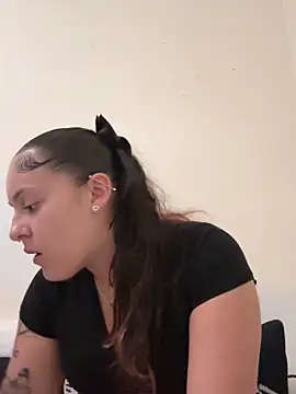 babykalirose online show from October 31, 4:02 am