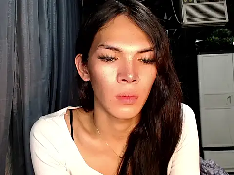 ladyhotcuming online show from June 9, 7:20 am
