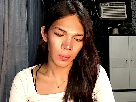 ladyhotcuming online show from June 15, 8:00 pm
