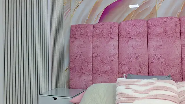 emmacurvy online show from April 12, 3:33 am