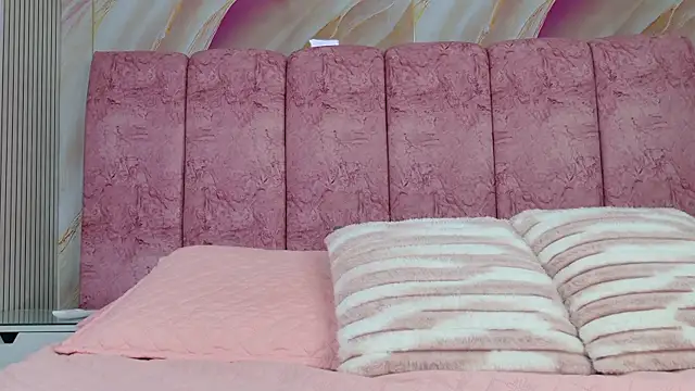 emmacurvy online show from April 18, 3:10 am